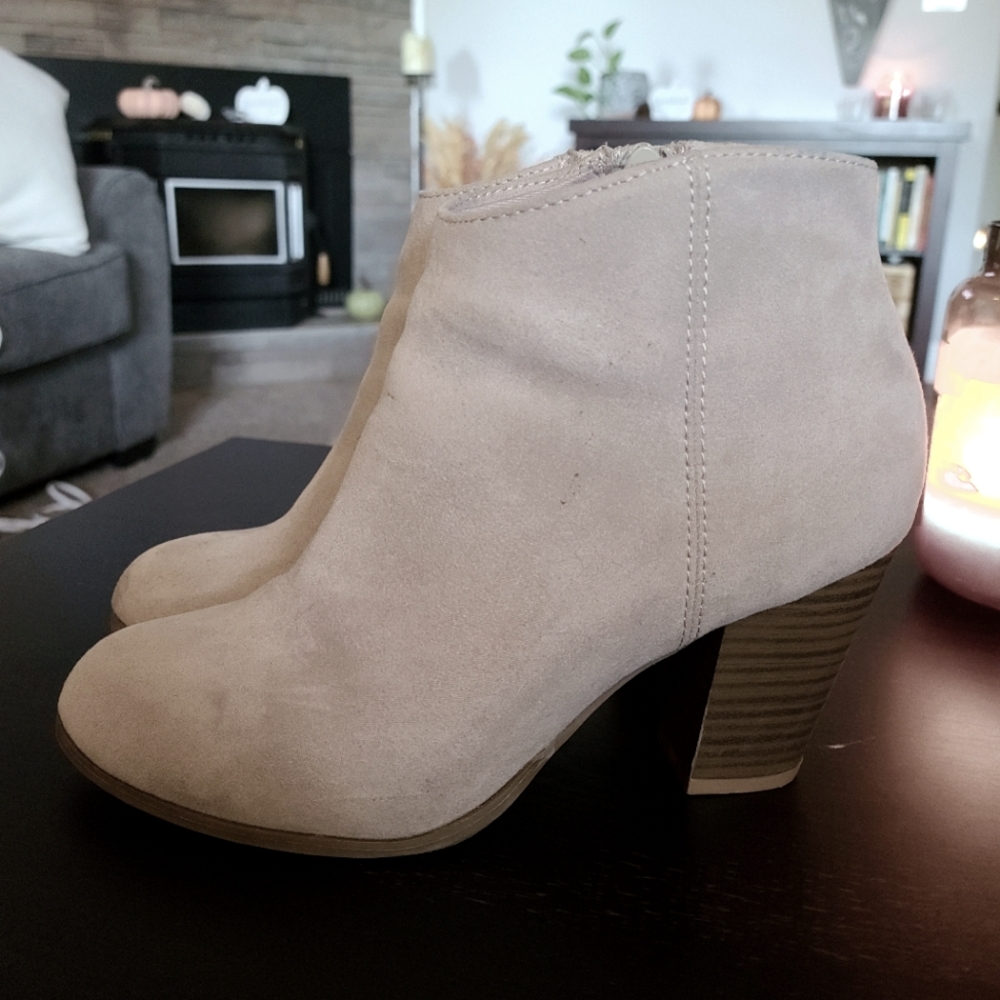 Old Navy Grey suede booties size 6